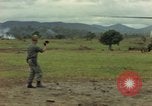 Standbild OH-13 Hubschrauber Ankhe Süd Vietnam, 1965, aus Sekunde 41 historischem Filmmaterial Videoclip 65675030391