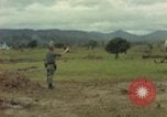 Standbild OH-13 Hubschrauber Ankhe Süd Vietnam, 1965, aus Sekunde 49 historischem Filmmaterial Videoclip 65675030391