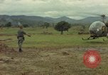 Standbild OH-13 Hubschrauber Ankhe Süd Vietnam, 1965, aus Sekunde 51 historischem Filmmaterial Videoclip 65675030391