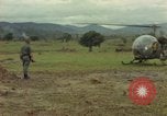 Standbild OH-13 Hubschrauber Ankhe Süd Vietnam, 1965, aus Sekunde 52 historischem Filmmaterial Videoclip 65675030391