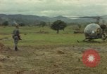 Standbild OH-13 Hubschrauber Ankhe Süd Vietnam, 1965, aus Sekunde 53 historischem Filmmaterial Videoclip 65675030391