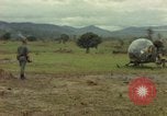 Standbild OH-13 Hubschrauber Ankhe Süd Vietnam, 1965, aus Sekunde 54 historischem Filmmaterial Videoclip 65675030391