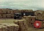 Standbild geladenen Lkws Ankhe Süd Vietnam, 1965, aus Sekunde 19 historischem Filmmaterial Videoclip 65675030392