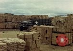 Standbild geladenen Lkws Ankhe Süd Vietnam, 1965, aus Sekunde 20 historischem Filmmaterial Videoclip 65675030392