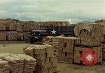 Standbild geladenen Lkws Ankhe Süd Vietnam, 1965, aus Sekunde 22 historischem Filmmaterial Videoclip 65675030392