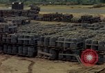 Standbild geladenen Lkws Ankhe Süd Vietnam, 1965, aus Sekunde 47 historischem Filmmaterial Videoclip 65675030392