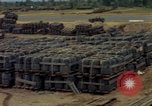 Standbild geladenen Lkws Ankhe Süd Vietnam, 1965, aus Sekunde 54 historischem Filmmaterial Videoclip 65675030392