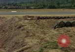 Standbild geladenen Lkws Ankhe Süd Vietnam, 1965, aus Sekunde 58 historischem Filmmaterial Videoclip 65675030392