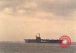 Standbild USS Forrestal Brände gun salute für Präsident während der Flotte überprüfen Atlantik, 1962, aus Sekunde 15 historischem Filmmaterial Videoclip 65675030394