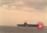 Standbild USS Forrestal Brände gun salute für Präsident während der Flotte überprüfen Atlantik, 1962, aus Sekunde 16 historischem Filmmaterial Videoclip 65675030394