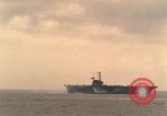 Standbild USS Forrestal Brände gun salute für Präsident während der Flotte überprüfen Atlantik, 1962, aus Sekunde 17 historischem Filmmaterial Videoclip 65675030394