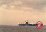 Standbild USS Forrestal Brände gun salute für Präsident während der Flotte überprüfen Atlantik, 1962, aus Sekunde 18 historischem Filmmaterial Videoclip 65675030394