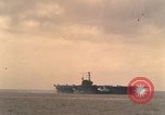Standbild USS Forrestal Brände gun salute für Präsident während der Flotte überprüfen Atlantik, 1962, aus Sekunde 19 historischem Filmmaterial Videoclip 65675030394