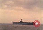 Standbild USS Forrestal Brände gun salute für Präsident während der Flotte überprüfen Atlantik, 1962, aus Sekunde 20 historischem Filmmaterial Videoclip 65675030394
