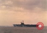 Standbild USS Forrestal Brände gun salute für Präsident während der Flotte überprüfen Atlantik, 1962, aus Sekunde 21 historischem Filmmaterial Videoclip 65675030394