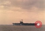 Standbild USS Forrestal Brände gun salute für Präsident während der Flotte überprüfen Atlantik, 1962, aus Sekunde 22 historischem Filmmaterial Videoclip 65675030394