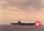 Standbild USS Forrestal Brände gun salute für Präsident während der Flotte überprüfen Atlantik, 1962, aus Sekunde 23 historischem Filmmaterial Videoclip 65675030394
