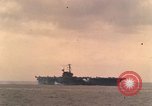 Standbild USS Forrestal Brände gun salute für Präsident während der Flotte überprüfen Atlantik, 1962, aus Sekunde 24 historischem Filmmaterial Videoclip 65675030394