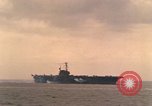 Standbild USS Forrestal Brände gun salute für Präsident während der Flotte überprüfen Atlantik, 1962, aus Sekunde 25 historischem Filmmaterial Videoclip 65675030394
