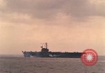Standbild USS Forrestal Brände gun salute für Präsident während der Flotte überprüfen Atlantik, 1962, aus Sekunde 26 historischem Filmmaterial Videoclip 65675030394