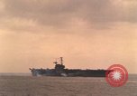 Standbild USS Forrestal Brände gun salute für Präsident während der Flotte überprüfen Atlantik, 1962, aus Sekunde 27 historischem Filmmaterial Videoclip 65675030394