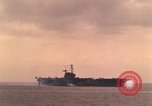 Standbild USS Forrestal Brände gun salute für Präsident während der Flotte überprüfen Atlantik, 1962, aus Sekunde 28 historischem Filmmaterial Videoclip 65675030394