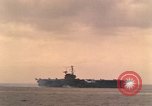 Standbild USS Forrestal Brände gun salute für Präsident während der Flotte überprüfen Atlantik, 1962, aus Sekunde 29 historischem Filmmaterial Videoclip 65675030394