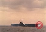 Standbild USS Forrestal Brände gun salute für Präsident während der Flotte überprüfen Atlantik, 1962, aus Sekunde 30 historischem Filmmaterial Videoclip 65675030394