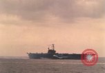 Standbild USS Forrestal Brände gun salute für Präsident während der Flotte überprüfen Atlantik, 1962, aus Sekunde 31 historischem Filmmaterial Videoclip 65675030394
