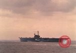 Standbild USS Forrestal Brände gun salute für Präsident während der Flotte überprüfen Atlantik, 1962, aus Sekunde 32 historischem Filmmaterial Videoclip 65675030394