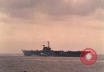 Standbild USS Forrestal Brände gun salute für Präsident während der Flotte überprüfen Atlantik, 1962, aus Sekunde 33 historischem Filmmaterial Videoclip 65675030394