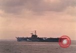 Standbild USS Forrestal Brände gun salute für Präsident während der Flotte überprüfen Atlantik, 1962, aus Sekunde 34 historischem Filmmaterial Videoclip 65675030394