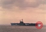 Standbild USS Forrestal Brände gun salute für Präsident während der Flotte überprüfen Atlantik, 1962, aus Sekunde 35 historischem Filmmaterial Videoclip 65675030394