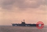 Standbild USS Forrestal Brände gun salute für Präsident während der Flotte überprüfen Atlantik, 1962, aus Sekunde 36 historischem Filmmaterial Videoclip 65675030394