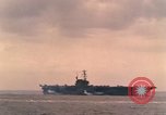 Standbild USS Forrestal Brände gun salute für Präsident während der Flotte überprüfen Atlantik, 1962, aus Sekunde 37 historischem Filmmaterial Videoclip 65675030394