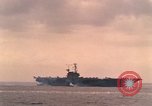 Standbild USS Forrestal Brände gun salute für Präsident während der Flotte überprüfen Atlantik, 1962, aus Sekunde 38 historischem Filmmaterial Videoclip 65675030394