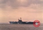 Standbild USS Forrestal Brände gun salute für Präsident während der Flotte überprüfen Atlantik, 1962, aus Sekunde 39 historischem Filmmaterial Videoclip 65675030394