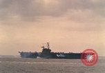 Standbild USS Forrestal Brände gun salute für Präsident während der Flotte überprüfen Atlantik, 1962, aus Sekunde 40 historischem Filmmaterial Videoclip 65675030394