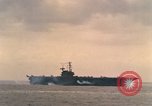 Standbild USS Forrestal Brände gun salute für Präsident während der Flotte überprüfen Atlantik, 1962, aus Sekunde 41 historischem Filmmaterial Videoclip 65675030394