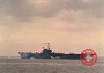 Standbild USS Forrestal Brände gun salute für Präsident während der Flotte überprüfen Atlantik, 1962, aus Sekunde 42 historischem Filmmaterial Videoclip 65675030394