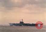Standbild USS Forrestal Brände gun salute für Präsident während der Flotte überprüfen Atlantik, 1962, aus Sekunde 43 historischem Filmmaterial Videoclip 65675030394