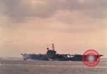 Standbild USS Forrestal Brände gun salute für Präsident während der Flotte überprüfen Atlantik, 1962, aus Sekunde 44 historischem Filmmaterial Videoclip 65675030394