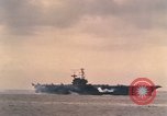Standbild USS Forrestal Brände gun salute für Präsident während der Flotte überprüfen Atlantik, 1962, aus Sekunde 45 historischem Filmmaterial Videoclip 65675030394