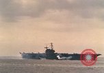 Standbild USS Forrestal Brände gun salute für Präsident während der Flotte überprüfen Atlantik, 1962, aus Sekunde 46 historischem Filmmaterial Videoclip 65675030394