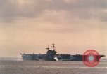 Standbild USS Forrestal Brände gun salute für Präsident während der Flotte überprüfen Atlantik, 1962, aus Sekunde 47 historischem Filmmaterial Videoclip 65675030394