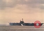 Standbild USS Forrestal Brände gun salute für Präsident während der Flotte überprüfen Atlantik, 1962, aus Sekunde 48 historischem Filmmaterial Videoclip 65675030394