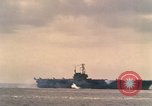 Standbild USS Forrestal Brände gun salute für Präsident während der Flotte überprüfen Atlantik, 1962, aus Sekunde 49 historischem Filmmaterial Videoclip 65675030394