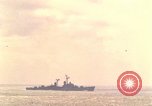 Standbild USS Forrestal Brände gun salute für Präsident während der Flotte überprüfen Atlantik, 1962, aus Sekunde 50 historischem Filmmaterial Videoclip 65675030394