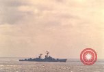 Standbild USS Forrestal Brände gun salute für Präsident während der Flotte überprüfen Atlantik, 1962, aus Sekunde 51 historischem Filmmaterial Videoclip 65675030394