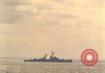 Standbild USS Forrestal Brände gun salute für Präsident während der Flotte überprüfen Atlantik, 1962, aus Sekunde 52 historischem Filmmaterial Videoclip 65675030394